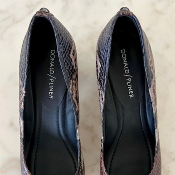 Donald Pliner "Cami" Snakeskin Embossed Pumps, Size 7 - Picture 4 of 5